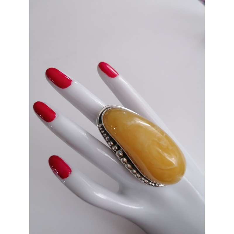 Pierścień z pięknym bursztynem w ozdobnej oprawie