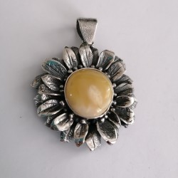 Colgante en forma de girasol con hojas decorativas de plata