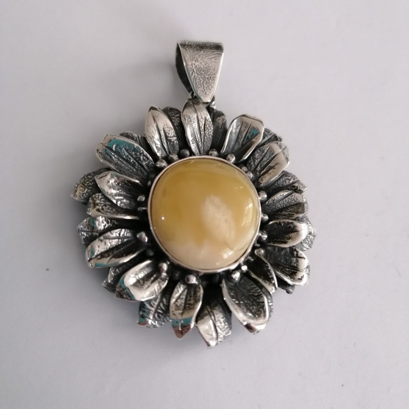 Wisior w kształcie słonecznika z ozdobnymi listkami ze srebra