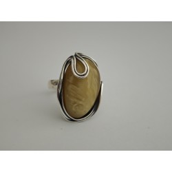 Pierścionek z podłużnym bursztynem