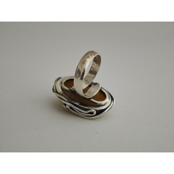 Pierścionek z podłużnym bursztynem