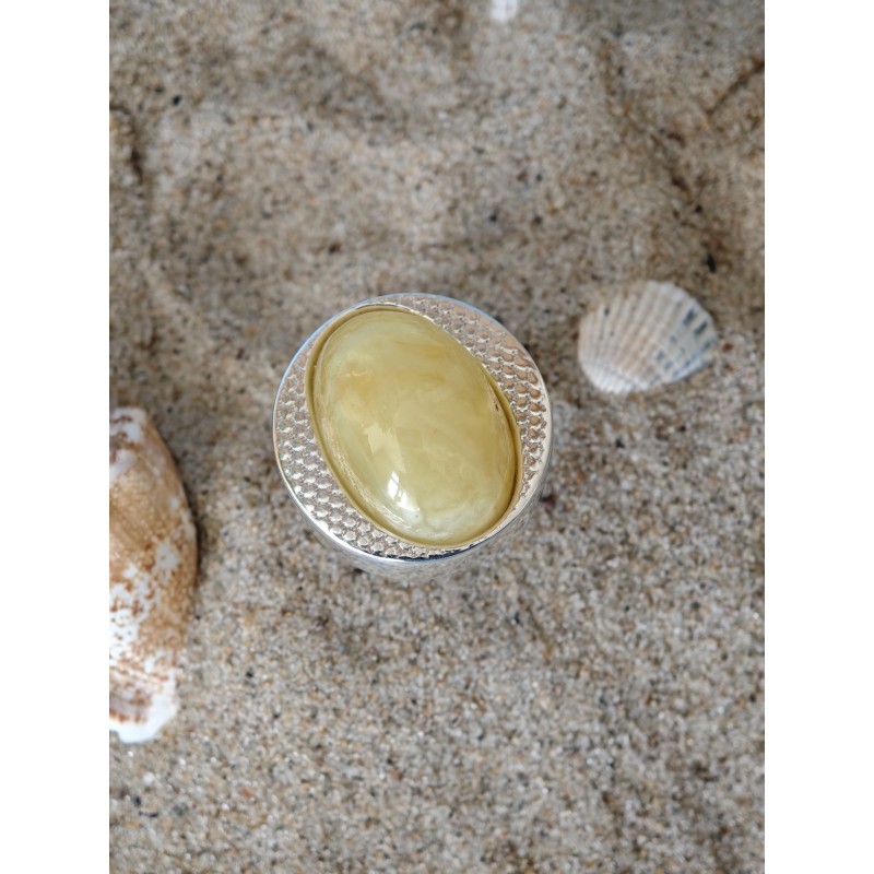 Pierścionek z bursztynem w pięknej oprawie ze wzorem