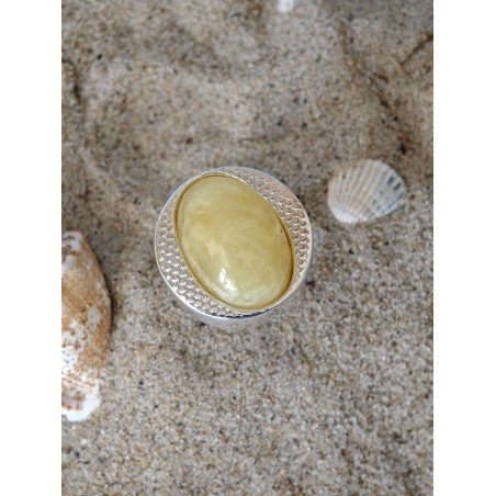 Pierścionek z bursztynem w pięknej oprawie ze wzorem