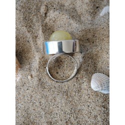 Pierścionek z bursztynem w pięknej oprawie ze wzorem