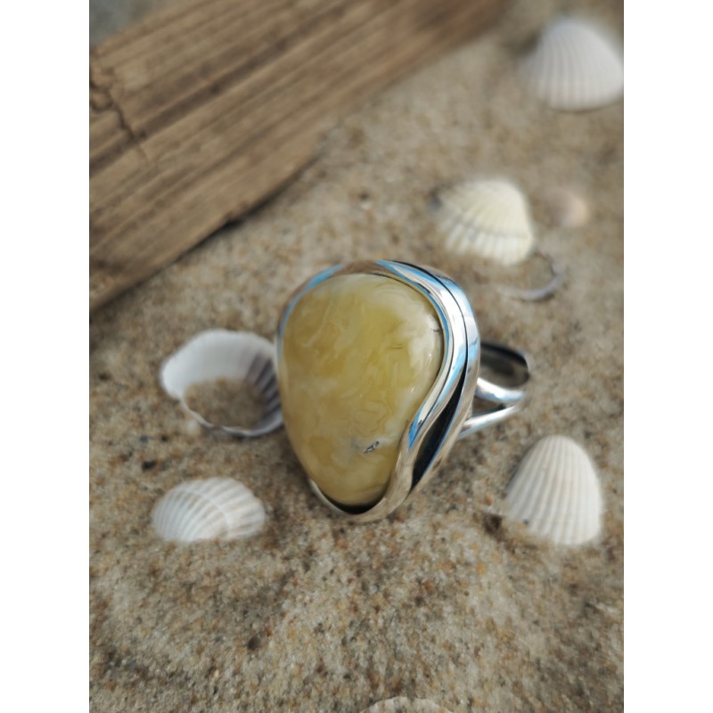 Pierścionek z jasnym bursztynem w smukłej oprawce