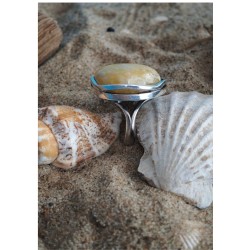 Pierścionek z jasnym bursztynem w smukłej oprawce