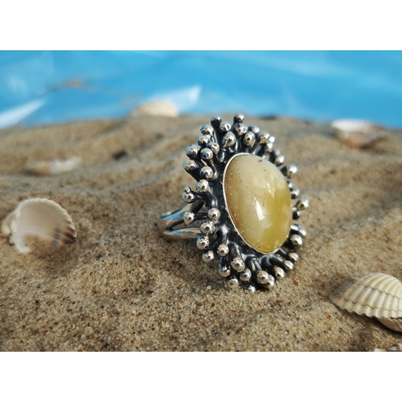Pierścionek z bursztynem w morskiej oprawie