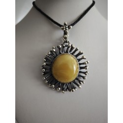 Wisior z bursztynem i oprawką w kształcie rafy koralowej