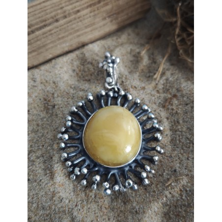 Wisior z bursztynem i oprawką w kształcie rafy koralowej