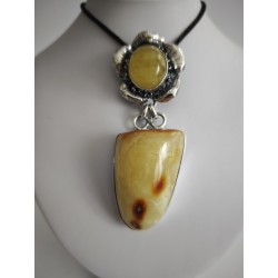 Wisior z dwoma bursztynami