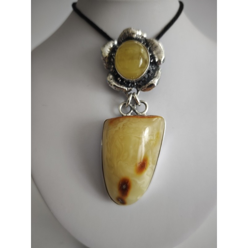 Wisior z dwoma bursztynami