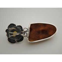 Wisior z dwoma bursztynami