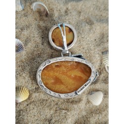 Wisiorek z dwoma bursztynami i srebrną żabką