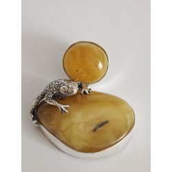 Wisiorek z dwoma bursztynami i srebrną żabką