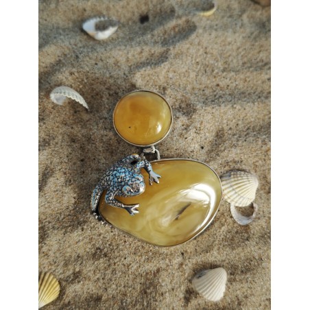 Wisiorek z dwoma bursztynami i srebrną żabką