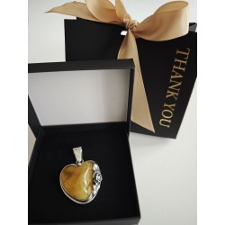 Unikatowy wisior z różyczką i naturalnym bursztynem. Oprawiony w srebro próby 925.