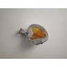 Colgante único con pequeña rosa y ámbar natural. Engastado en pla