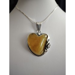 Unikatowy wisior z różyczką i naturalnym bursztynem. Oprawiony w srebro próby 925.