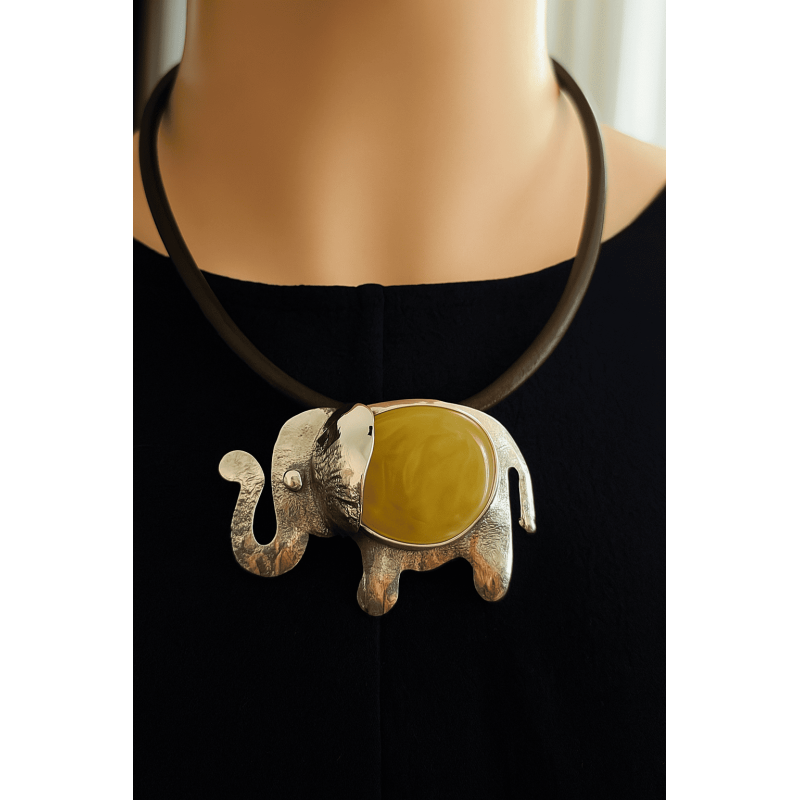 Unikatowy srebrny słoń szczęścia z bursztynowym sercem