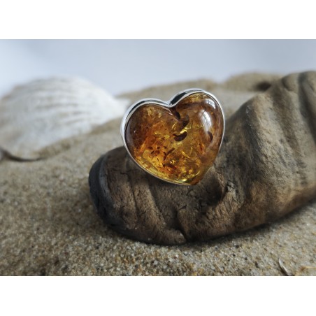 Pierścionek srebrny  próby 925 z naturalnym bursztynem w kształcie serca