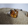 Pierścionek srebrny  próby 925 z naturalnym bursztynem w kształcie serca