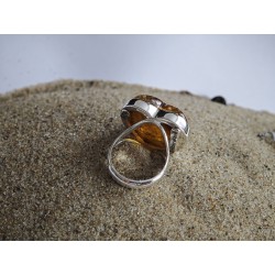 Pierścionek srebrny  próby 925 z naturalnym bursztynem w kształcie serca