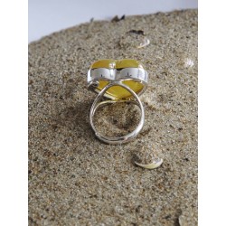 Pierścionek srebrny próby 925 z naturalnym bursztynem w kształcie serca