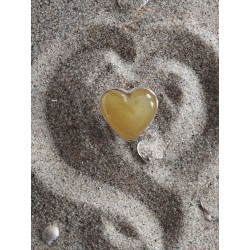 Pierścionek srebrny próby 925 z naturalnym bursztynem w kształcie serca