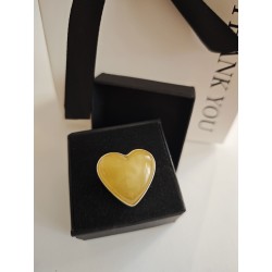 Pierścionek srebrny próby 925 z naturalnym bursztynem w kształcie serca