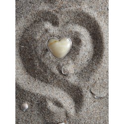 Pierścionek srebrny próby 925 z naturalnym bursztynem w kształcie serca