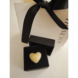 Pierścionek srebrny próby 925 z naturalnym bursztynem w kształcie serca