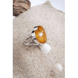 Pierścionek srebrny próby 925 z naturalnym bursztynem w kształcie serca