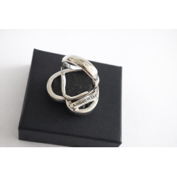 Pierścionek srebrny próby 925 z naturalnym bursztynem w kształcie serca