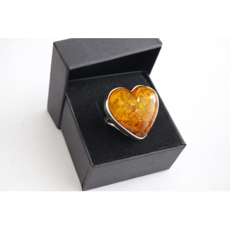 Pierścionek srebrny próby 925 z naturalnym bursztynem w kształcie serca
