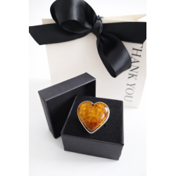 Pierścionek srebrny próby 925 z naturalnym bursztynem w kształcie serca