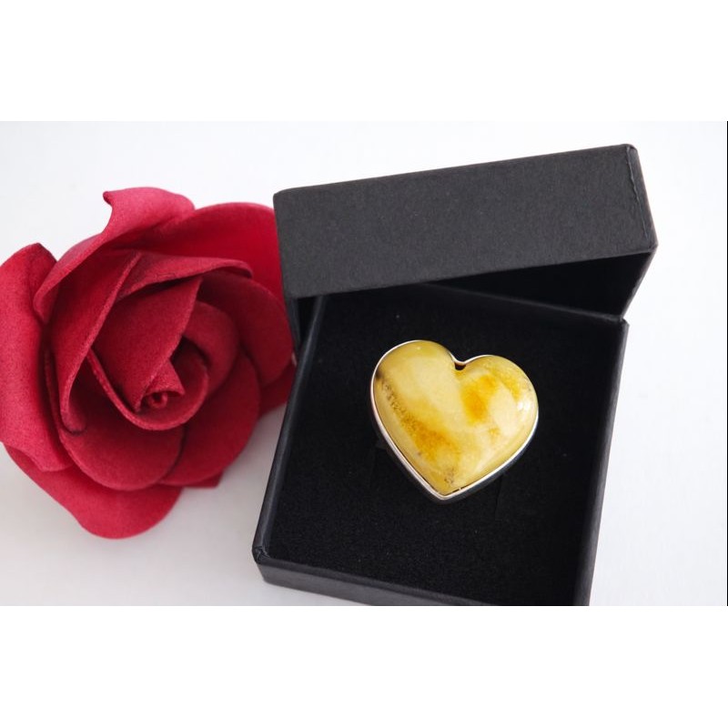 Pierścionek srebrny próby 925 z naturalnym bursztynem w kształcie serca