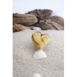 Pierścionek srebrny próby 925 z naturalnym bursztynem w kształcie serca