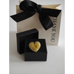 Pierścionek srebrny próby 925 z naturalnym bursztynem w kształcie serca