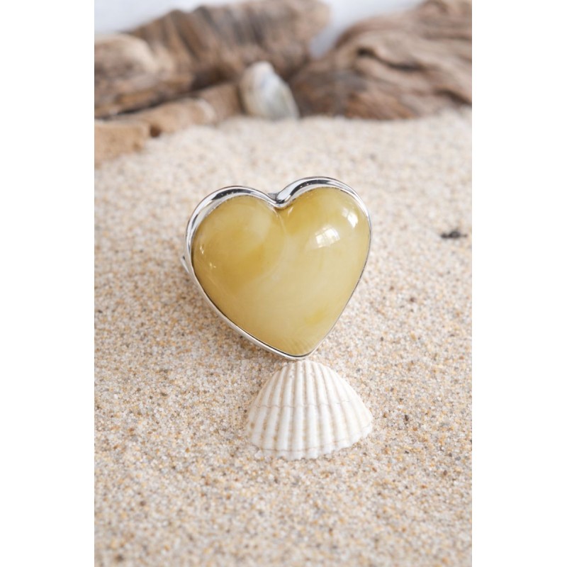 Pierścionek srebrny próby 925 z naturalnym bursztynem w kształcie serca