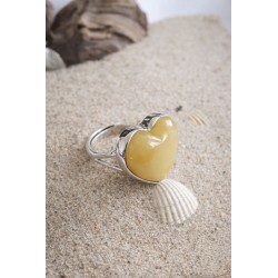 Pierścionek srebrny próby 925 z naturalnym bursztynem w kształcie serca