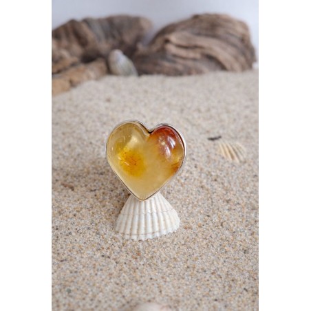 Pierścionek srebrny próby 925 z naturalnym bursztynem w kształcie serca