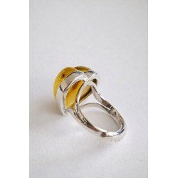 Pierścionek srebrny próby 925 z naturalnym bursztynem w kształcie serca