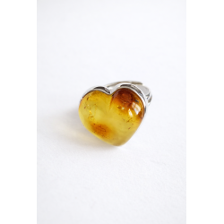 Pierścionek srebrny próby 925 z naturalnym bursztynem w kształcie serca