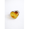 Pierścionek srebrny próby 925 z naturalnym bursztynem w kształcie serca