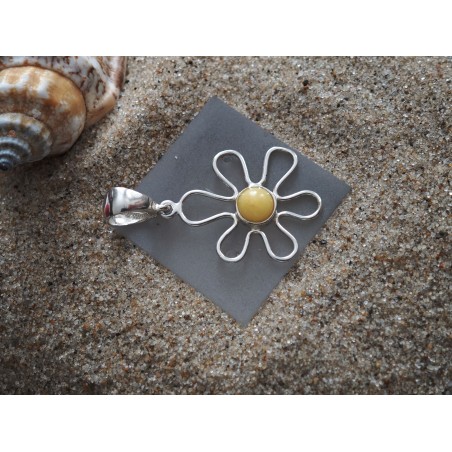 Wisiorek z bursztynem bałtyckim w srebrnej oprawie.