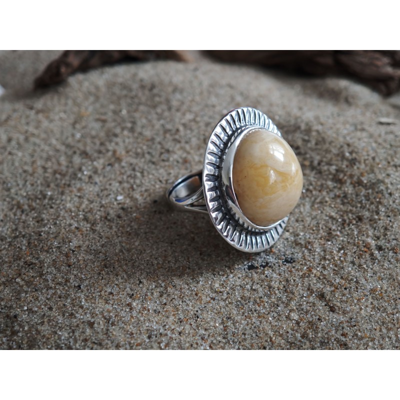 Pierścionek z okrągłym bursztynem i oryginalną oprawą