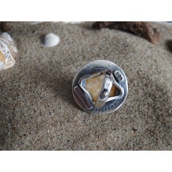 Pierścionek z okrągłym bursztynem i oryginalną oprawą