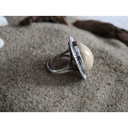 Pierścionek z okrągłym bursztynem i oryginalną oprawą