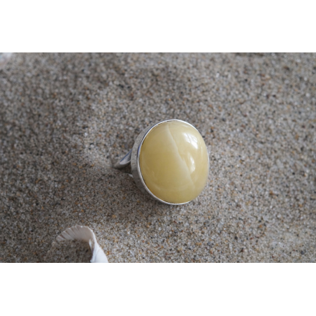 pierścionek z mleczno-miodowym bursztynem