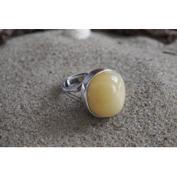 pierścionek z mleczno-miodowym bursztynem